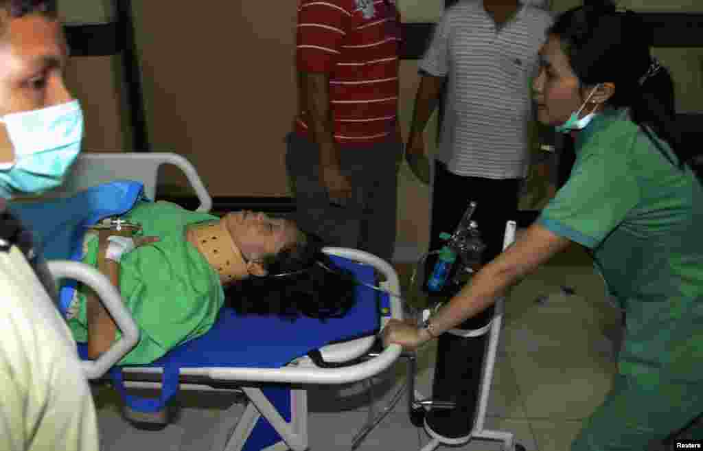 Seorang penumpang pesawat Lion Air yang tergelincir ke laut di Bali tiba di Rumah Sakit Kasih Ibu dekat Denpasar (13/4). 