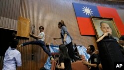 Para mahasiswa Taiwan mengakhiri aksi pendudukan mereka dengan damai, dengan membersihkan gedung parlemen, Kamis (10/4).