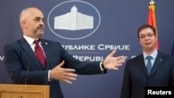 Albanian Prime Minister Edi Rama (L) and his Serbian counterpart Aleksandar Vucic attend a news conference after their meeting in Belgrade, Serbia, Nov. 10, 2014.
