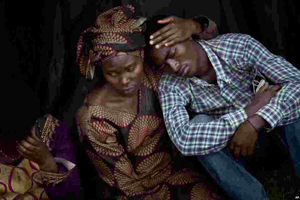 Bizimana Emmanuel, yang lahir dua tahun sebelum genosida dihibur oleh seorang wanita tak dikenal saat menghadiri upacara untuk menandai peringatan 20 tahun genosida Rwanda, di stadion Amahoro di Kigali, Rwanda, 7 April 2014.