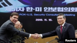 마크 에스퍼 미 국방장관과 정경두 국방부 장관이 15일 서울 용산구 국방부에서 열린 제51차 안보협의회(SCM) 고위회담에 앞서 악수하고 있다.