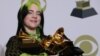 Billie Eilish remporte l'"album de l'année" aux Grammy Awards