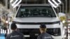 Empleados en la línea de montaje de la fábrica de automóviles Moskvich, en Moscú, Rusia, el 23 de noviembre de 2022. REUTERS/Evgenia Novozhenina