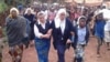 Les soeurs religieuses de Bukavu et la population affligés après l'assasinat de soeur Clara, à Bukavu, RDC, le 30 novembre 2016. (VOA/Ernest Muhero)