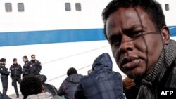 Un migrant dans le port de Lampedusa, Italie, 20 février 2015.
