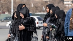 Mahasiswi Afghanistan yang mengambil jurusan kesehatan berjalan di salah satu area di Kabul, pada 3 Desember 2024. (Foto: AFP/Wakil Kohsar)