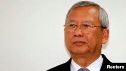 Menteri Perdagangan Thailand Niwatthamrong Boonsongphaisan mendengarkan penjelasan Perdana Menteri Yingluck Shinawatra kepada wartawan di Bangkok (7/5). (Reuters/Chaiwat Subprasom)