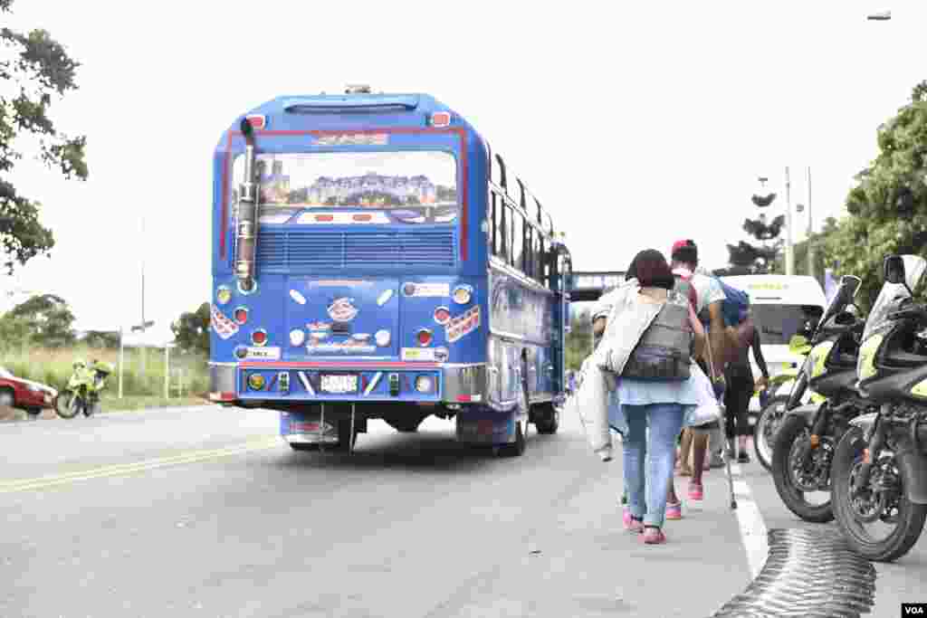 Los Patios Toll, C&#250;cuta, is the first stop for migrants entering Colombia. (Photo: Diego Huertas / VOA Spanish)