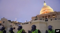 Polisi wakiimarisha ulinzi katika Bunge la Marekani baada ya ghasia za uvamizi wa uliofanywa na wafuasi wa Rais wa zamani Donald Trump, Januari 6, 2021 (AP Photo/John Minchillo)