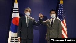 성 김(왼쪽) 미 국무부 대북특별대표가 지난 23일 서울에서 노규덕 한국 외교부 한반도평화교섭본부장을 만나 기념촬영하고 있다.