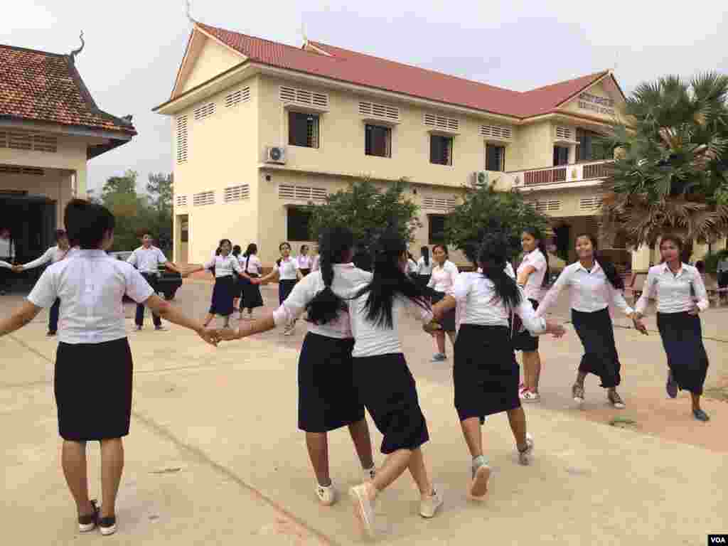 សិស្ស​ស្រី​ចូល​រួម​កម្មវិធី​ពលកម្ម​នៅ​វិទ្យាល័យ​អង្គរ​ ដែល​មាន​ចម្ងាយ​ប្រមាណ​២​គីឡូម៉ែត្រ​ពី​កណ្តាល​ក្រុង​សៀមរាប​កាល​ពី​ថ្ងៃ​ សៅរ៍​ទី​២១ ខែ​មីនា ឆ្នាំ​២០១៥។