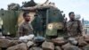 Des soldats fédéraux éthiopiens se reposent devant l'entrée du 5ème Bataillon du Commandement Nord de l'armée à Dansha, en Ethiopie, le 25 novembre 2020.
