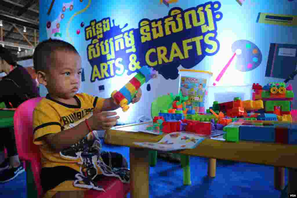 កុមារ​​កំពុង​លេង​ល្បែង​កំសាន្ត​​ក្នុង​ពិធី​ប្រារព្ធ​ខួប​ទី​៣០ នៃ​ការ​បង្កើត​អនុសញ្ញា​ស្តីពី​សិទ្ធិ​កុមារ​​​ នៅ​រាជធានី​ភ្នំពេញ ​ថ្ងៃទី​២០ ខែវិច្ឆិកា ឆ្នាំ​២០១៩។ (កាន់ វិច្ឆិកា/VOA)