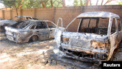 Rongsokan mobil di daerah New Jerusalem di Damaturu, Nigeria, akibat serangan Boko Haram bulan lalu (foto: dok).