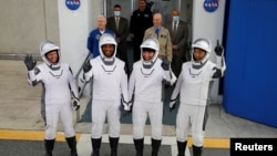 Kru roket SpaceX Falcon 9: Komandan Mike Hopkins, Victor Glover, Shannon Walker, dan astronaut Jepang Soichi Noguchi, melambaikan tangan sebelum memasuki pesawat antariksa untuk misi komersial NASA pertama di Kennedy Space Center, Cape Canaveral, Florida, Minggu, 15 November 2020