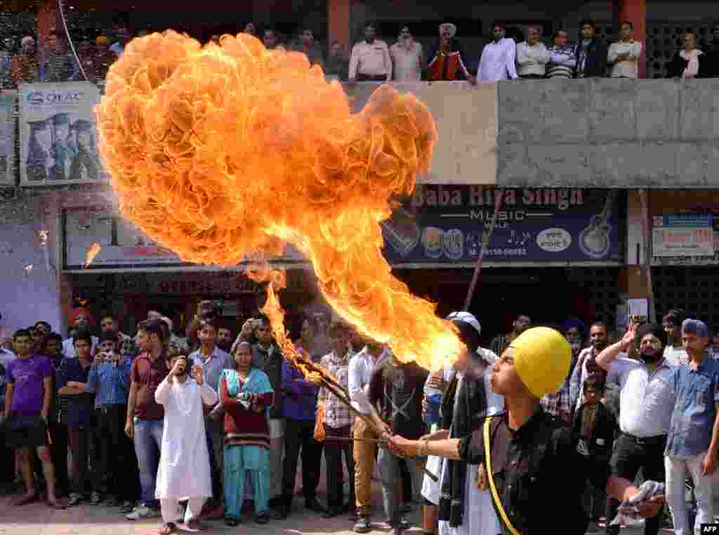 Seorang remaja Sikh India melakukan aksi dengan api saat memperagakan seni beladiri &quot;Gatka&quot; di kota Amritsar.