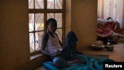 Moussa Maiga, 12 ans, suspectée de collaborer avec le groupe islamiste Mujao, est assis dans un poste de police à Gao, Mali, 23 février 2o13.