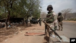 En ce mercredi 8 Avril 2015, les soldats nigérians sont à un point de contrôle à Gwoza, au Nigeria, une ville nouvellement libéré de Boko Haram. (AP Photo/Lekan Oyekanmi)