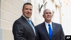 អនុប្រធានាធិបតី​អាមេរិក Mike Pence (ស្តាំ) និង​នាយក​រដ្ឋ​មន្ត្រី​អេស្តូនី Juri Ratas ថត​រូប​មុន​ពេល​ជួប​ប្រជុំ​នៅ​អាគារ​រដ្ឋាភិបាល​ កាល​ពី​ថ្ងៃទី​៣០ ខែ​កក្កដា។