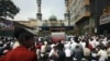 Des Ouïghours assistent à la prière du vendredi dans une mosquée à Urumqi, dans la province du Xinjiang, dans l'ouest de la Chine, le 8 août 2008.