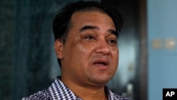 Cendekiawan dan advokat Muslim Uighur yang vokal Ilham Tohti dalam sebuah wawancara di rumahnya di Beijing. (AP/Gillian Wong)