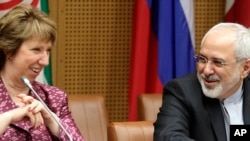 Pemimpin Kebijakan Uni Eropa Catherine Ashton (kiri) dan Menlu Iran Mohammad Javad Zarif di Wina (Foto: dok).