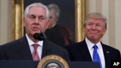 លោក​ប្រធានាធិបតី Donald Trump ញញឹម​ដាក់​លោក​រដ្ឋ​មន្រ្តី​ការបរទេស Rex Tillerson បន្ទាប់​ពី​លោក​បាន​ស្បថ​ចូល​កាន់​តំណែង​នៅ​ក្នុង​ការិយាល័យ Oval ក្នុង​រដ្ឋធានី​វ៉ាស៊ីនតោន កាលពី​ថ្ងៃទី១ ខែកុម្ភៈ ឆ្នាំ២០១៧។ 