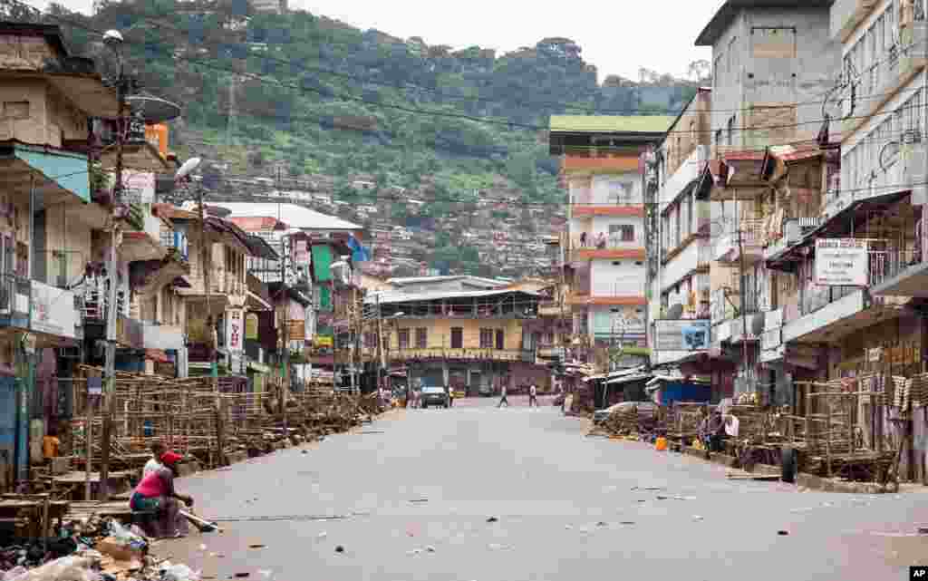 Hanya segelintir warga yang terlihat melintasi jalanan di Freetown, saat diberlakukannya karantina selama tiga hari di Sierra Leone untuk menghambat penyebaran virus Ebola di negara itu (21/9). 