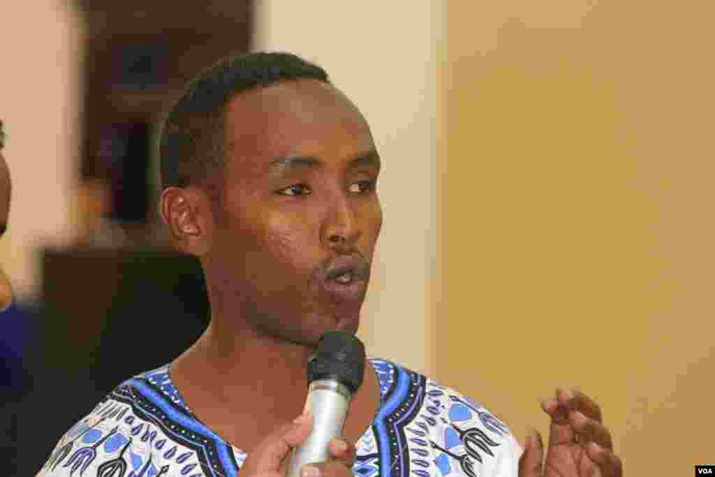 Wiil dhallinyaro ah oo su&#39;aal weydiinaya madaxweynaha