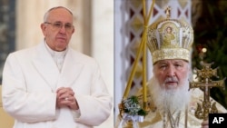 Patriark Kirill, kepala Gereja Ortodoks Rusia (kanan) dan Paus Fransiskus (kiri)