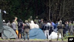 Poljske snage sigurnosti okružuju migrante zaglavljene uz granicu s Bjelorusijom 1. septembra 2021.