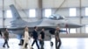 Fotografi arkivi e Presidentit ukrainas Volodymyr Zelenskyy derisa inspekton avionët luftarakë F-16 në bazën ushtarake në Eindhoven, Holandë, më 20 gusht, 2023/AP