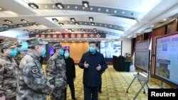 Le président chinois Xi Jinping en visite à l'hôpital Huoshenshan de Wuhan, province du Hubei en Chine le 10 mars 2020.