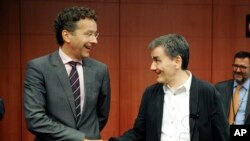 Le ministre néerlandais des Finances et président de l'Eurogroupe Jeroen Dijsselbloem, à gauche, avec le ministre grec des Finances Euclide Tsakalotos lors d'une réunion des ministres des Finances de la zone euro au Conseil de l'UE à Bruxelles, le 14 août 2015.