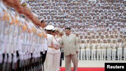 김정은(가운데) 북한 국무위원장이 28일 해군절을 맞아 해군사령부를 방문해 장병들을 격려하고 있다. 조선중앙통신이 다음날(29일) 공개한 사진. 