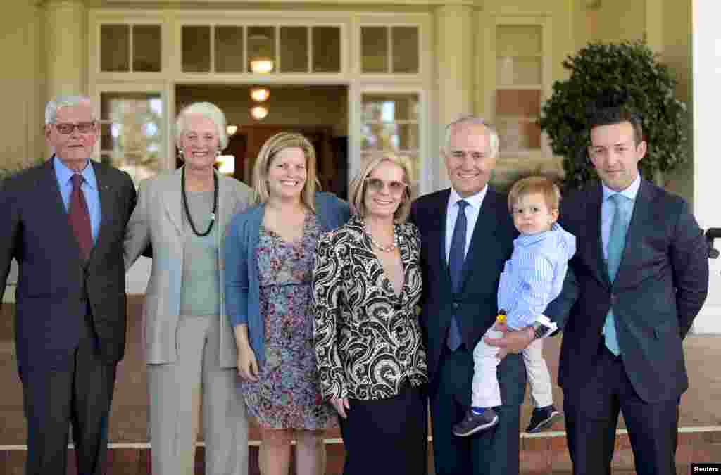 Malcolm Turnbull (ketiga dari kanan) berpose dengan keluarganya setelah dilantik sebagai perdana menteri Australia ke-29 di Canberra (15/9).