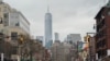 Le World Trade Center s'élève au-dessus d'une septième avenue presque vide dans le West Village le 25 mars 2020 à New York, l'épicentre de l'épidémie américaine. (Photo de Bryan R. Smith / AFP)