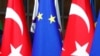 Bendera Turki dan Uni Eropa saat pertemuan Presiden Turki Tayyip Erdogan dan Presiden Dewan Eropa Chalres Michel, di Brussels, Belgia, 9 Maret 2020.