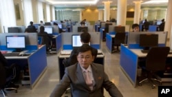 북한 평양 시내 김일성대학교 컴퓨터실 이용자들이 전산망을 활용하고 있다. (자료사진)