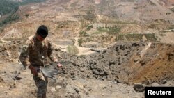 Seorang tentara Lebanon menggenggam sisa-sisa amunisi Israel usai serangan udara Israel di Marjayoun, dekat perbatasan dengan Israel, Lebanon, Kamis, 5 Agustus 2021. 