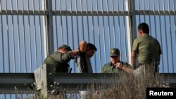 Di dân bất hợp pháp bị bắt tại biên giới Mỹ-Mexico.