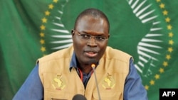 Le maire de Dakar, Khalifa Sall, parle lors d'une conférence de presse, le 1er mars 2011 à Dakar.