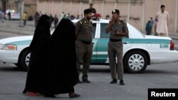 Polisi Saudi melakukan pengamanan di ibukota Riyadh (foto: ilustrasi). Pihak berwenang Saudi menangkap 33 orang tersangka “teroris” dalam beberapa hari terakhir. 
