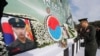 23일 대전 유성구 국립대전현충원에서 거행된 연평도 포격 도발 6주기 추모행사에서 이상훈 한국 해병대 사령관이 영정 앞에 헌화하고 있다. 