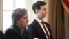L'ancien stratège en chef de la Maison Blanche Steve Bannon (à gauche) et Jared Kushner, gendre et conseiller principal du président américain Donald Trump, assistant à une réunion du cabinet à la Maison Blanche à Washington, DC, 12 juin 2017. .