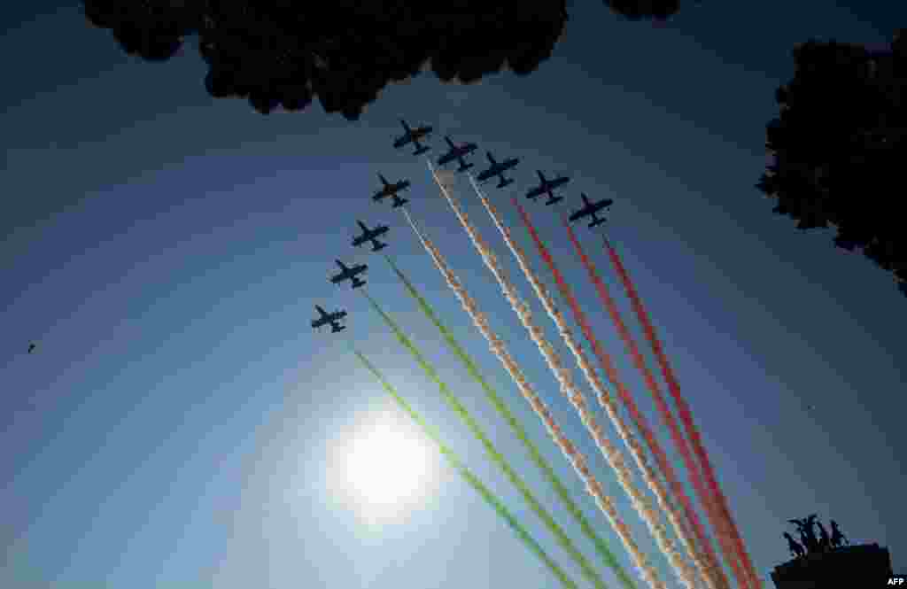 Tim akrobat Angkatan Udara Italia membentuk formasi &#39;Frecce Tricolori&#39; dengan tiga warna bendera Italia di Roma, Italia.
