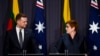 Menteri Luar Negeri Australia Marise Payne, kanan, dan Menlu Lituania Gabrielius Landsbergis mengadakan konferensi pers di Gedung Parlemen di Canberra, Australia, Rabu, 9 Februari 2022. (Lukas Coch/AAP via AP)