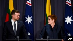 Menteri Luar Negeri Australia Marise Payne, kanan, dan Menlu Lituania Gabrielius Landsbergis mengadakan konferensi pers di Gedung Parlemen di Canberra, Australia, Rabu, 9 Februari 2022. (Lukas Coch/AAP via AP)