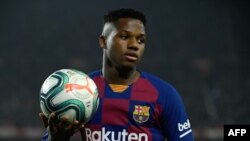 Ansu Fati tient le ballon lors d'un match entre le FC Barcelone et le Real Madrid, Espagne, le 18 décembre 2019.