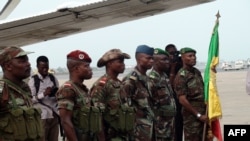 Des militaires béninois se préparent à partir pour le Mali, le 18 janvier 2013, à l'aéroport de Cotonou.